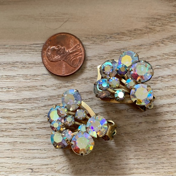 Gorgeous Vintage Aurora Borealis Crystal Cluster Beaded Clip On Earrings - Picture 4 of 4